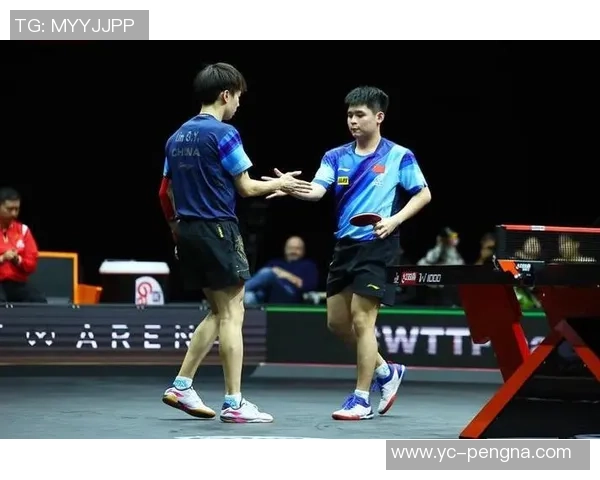 中国足球球星合影留念展现激情时刻与独特风采 中国足球球星合影留念展现激情时刻与独特风采